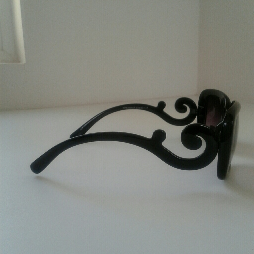 3 Pair of Fashion Sunglasses - Picture 5 of 7